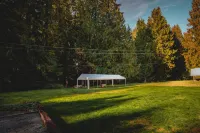 Gateway Inn & Cabins Hotels near Tolmie Peak Fire Lookout