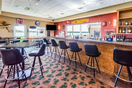 AmericInn by Wyndham Fort Pierre Conference Center Отели в г. Пьер