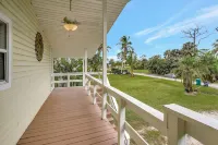 Peaceful Old Charm Oasis Near The Beach in Fort Myers. With Huge Yard, WiFi, AC
