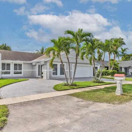 Spacious 4 bedrooms, 2 bathroom house with pool