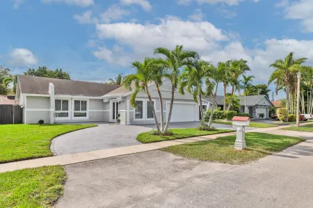 Spacious 4 bedrooms, 2 bathroom house with pool Отели в г. Мирамар