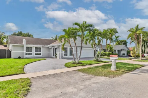 Spacious 4 bedrooms, 2 bathroom house with pool Hotels in Miramar