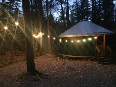 Blue yurt, out in the woods! Unplugged, you are out in nature away from it all. 더 루프 트레일헤드 주변 호텔