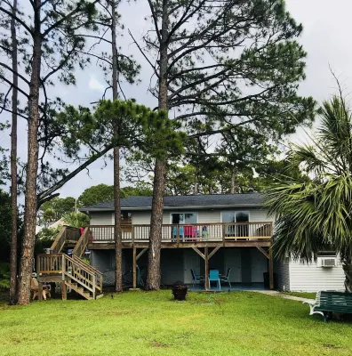 Private Waterfront Family Complex with Dock, Walk to Beach. Angler's Dream. 타이비 아일랜드 라이트 스테이션 앤드 뮤지엄 주변 호텔