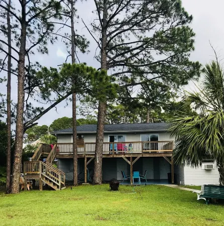 Private Waterfront Family Complex with Dock, Walk to Beach. Angler's Dream. Отели рядом с достопримечательностью «Тайби-Айленд Лайт Стейшен Энд Музеум»