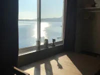 Alaskan Waterfront Studio Apartment (Wolf Suite) Vacation Rental โรงแรมในซิตกา