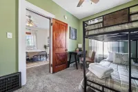 Adorable Cottage in small town of Marion. Just a few blocks from Uptown