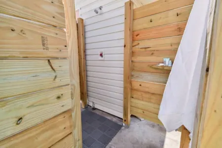 Modern Chic Bungalow + Pool House Outdoor Shower Отели рядом с достопримечательностью «Island Bamboo»