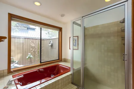 Private Hot Tub and Cozy Decor - Charming Sunriver Retreat