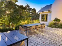 Hot Tub, Gym and Scenic Views - Lavish Golfers Haven 圓石灘附近的飯店