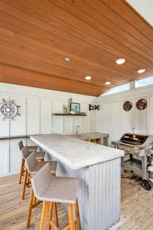 Heated Pool, Hot Tub, BBQ and Fire Pit - Gorgeous Coastal Haven