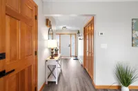 Open Concept Living and Cozy Ambiance - Inviting Spacious Haven Hotels in Middletown