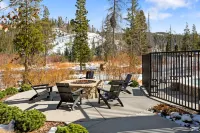 Covered Patio and Community Hot Tub - Stunning Mountain Haven Hotel di Grand County