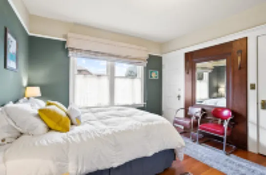 Spacious Yard and Peloton - Charming Retreat with Stylish Comfort