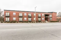 Spacious Living Area and Rooftop Bar Access - Stylish Cozy Retreat Hoteles en Clarksville