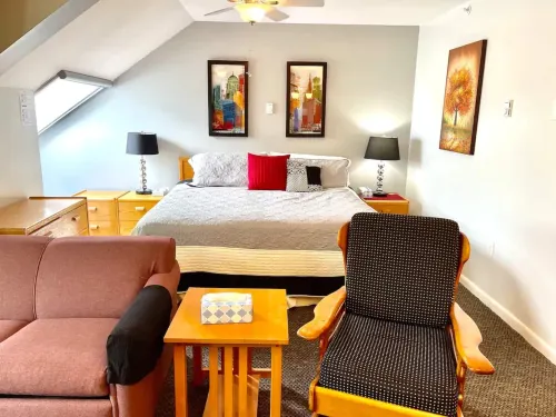 Ski Lift Access, Pool, Sauna, Hot Tub - Spacious Inviting Studio