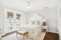 Coastal Vibes and Spacious Living - Charming Florida Retreat Hotel di Inlet Beach