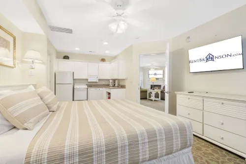Lake Access, Cozy Fireplace, Mini Golf Fun - Stunning Escape Hotel di Pine B Township