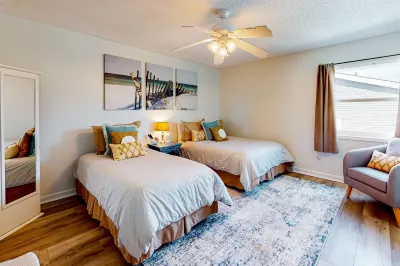 Lovely condo with private beach access - pool, private balcony & W/D Hotels near Pensacola Beach Gulf Side Artificial Reef