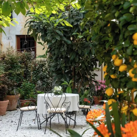 Dimora Paolina charming villa with secret garden, in the historical center of Lucca