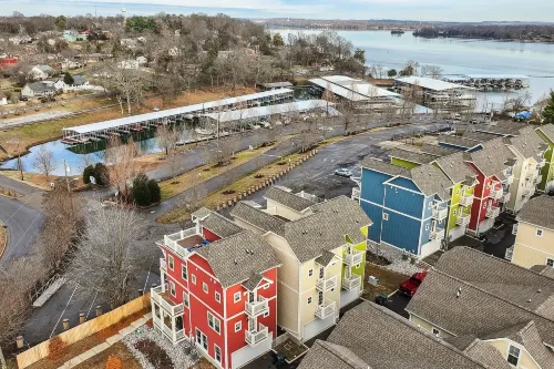 Spacious Living and Lush Greenery - Inviting Townhome Retreat Hotel a Green Hill