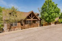 Cozy one-level cabin with pool, hot tub, grill, fireplace, WiFi, & covered deck Hotel di Ruth C Township