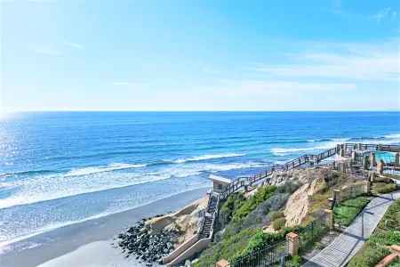 Ocean Views and Three Balconies - Gorgeous Coastal Escape Отели рядом с достопримечательностью «Fletcher Cove Community Center»