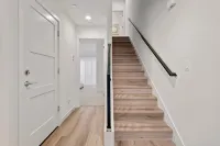 Spacious Three Story Townhouse with Modern Amenities - Inviting Family Retreat 에스페란스 호텔