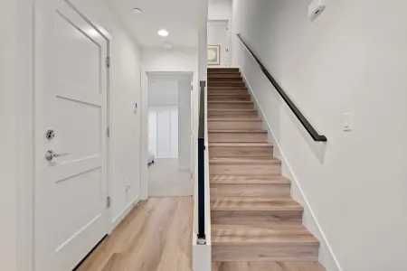 Spacious Three Story Townhouse with Modern Amenities - Inviting Family Retreat Отели в г. Шорлайн