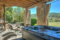 Gorgeous Mountain Views and Hot Tub - Inviting Asheville Retreat