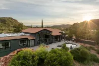 Stunning Pool and Spa with Breathtaking Views - Luxurious Oasis Retreat