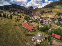 Breathtaking Views and Cozy Modern Comfort - Stunning Hilltop Retreat