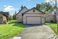 Cozy Game Room and Scenic Deck - Charming Chalet Retreat Hotels in Deschutes County