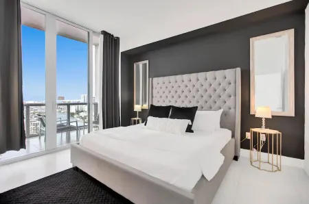 Private Rooftop and Breathtaking Views - Stunning Penthouse Oasis