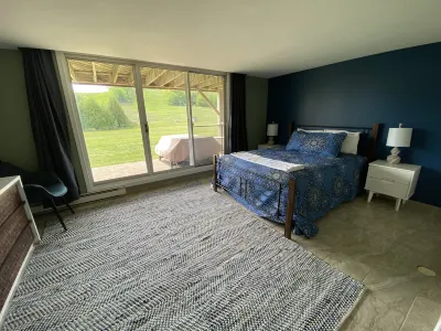 Outdoor Pool and Scenic Views - Spacious Inviting Retreat