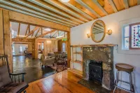 Kaleidoscope Cottage~$375 Free Activities Daily Hotels in Valley Hill