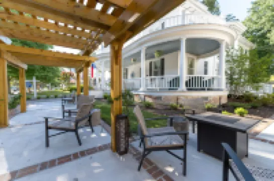 Charming Historic Inn with Ensuite and Smart Television - Delightful Escape