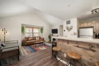 Cozy Mountain Retreat with Scenic Views - Inviting Escape فنادق في Fraser