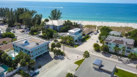 Access to Heated Swimming Pool and Sun Deck - Elegant Coastal Oasis Отели рядом с достопримечательностью «Alvin's Island - Holmes Beach #753»