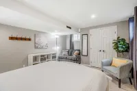 Peak View Palace- Mountain Views, Fire Table & Private Fenced in Yard