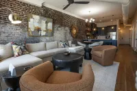 Stylish Condo with City Views and Modern Amenities - Chic Urban Retreat