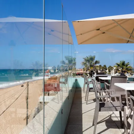 Golden Beach Guest House & Rooftop Bar