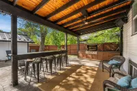 CSU 하이드어웨이 킹 베드룸, 백야드 오아시스, 전기차 충전기