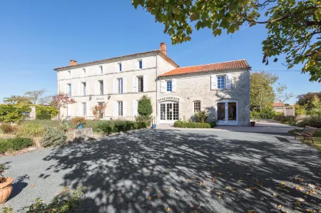 Logis Domaine du Prieuré Отели в г. Пурсе-Гарно