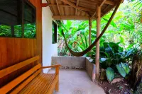 Malee's Nature Lovers Bungalows - Parkering
