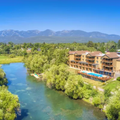白魚鎮河畔酒店 鄰近Whitefish Lake Golf Club的酒店