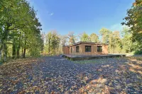 Chalet Near Durbuy with Forest & Hot Tub - parking