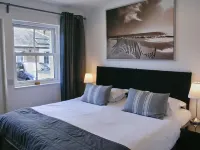 Miller House Courtyard Hotels near Carnegie Library