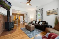 Lola House! Cozy Comfort, Prime Old Town Location - Homestays