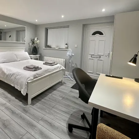 1 Bed Flat - Sleeps 2 - Parking - Wifi